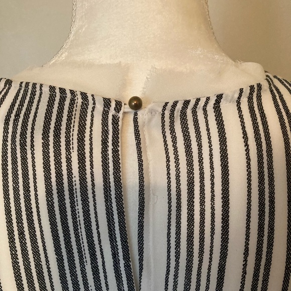 WhoWhatWear B&W sleeveless crepe tunic. - Picture 4 of 4